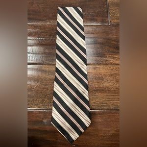 Brand new tie from Men’s Warehouse. Nice tie, color and pattern.